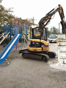 公共工事　瑞穂市　小学校　遊具の撤去処分工事
