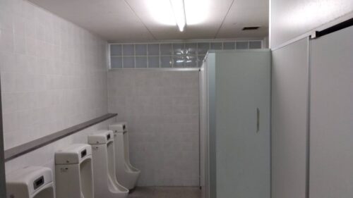 公共工事　某中学校のトイレ改修工事が始まりました！
