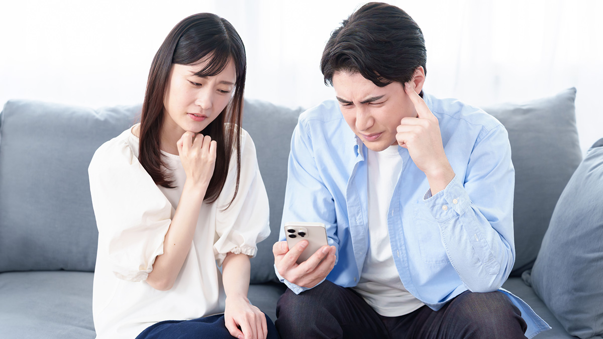 男女が頭を悩ませている